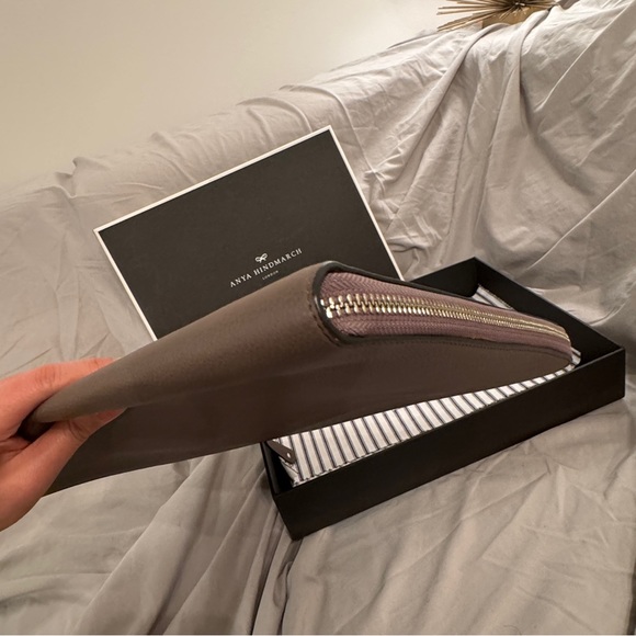 ANYA HINDMARCH
Eyes Document Case / clutch EUC - Picture 6 of 15